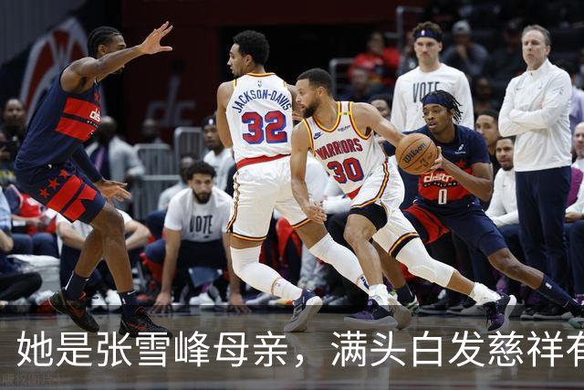 她是张雪峰母亲，满头白发慈祥有智慧，儿子去世7个月仍无法释怀